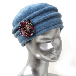 Chapeau, toque bleu ciel femme en polaire. 5 couleurs de fleurs en tissus disponibles, 2 hauteurs. Fabrication française.