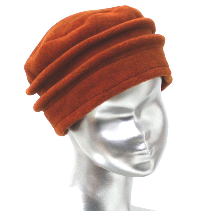 Chapeau, toque femme couleur orange en polaire. 8 couleurs disponibles, 2 hauteurs proposées, 2 plis. Fabrication française