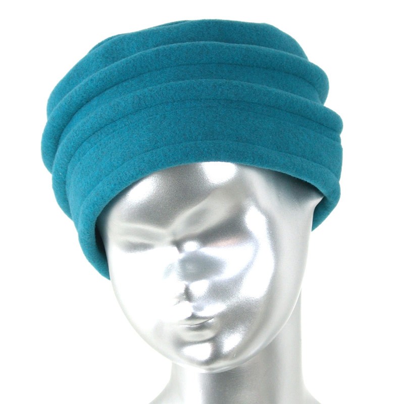 Chapeau, toque femme en polaire bleu pétrole. 8 couleurs disponibles, 2 hauteurs proposées, 2 plis. Fabrication française