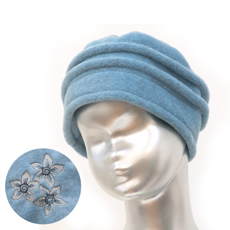 Chapeau, toque femme en polaire bleu ciel avec broderies. 5 couleurs disponibles. Fabrication française