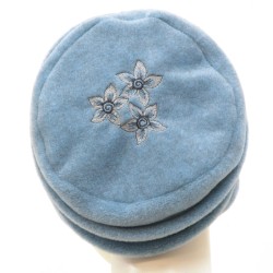 Chapeau, toque femme en polaire bleu ciel avec broderies. 5 couleurs disponibles. Fabrication française