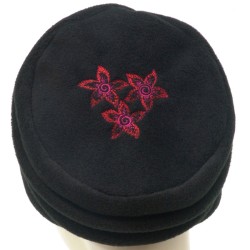 Chapeau, toque femme en polaire noire avec broderies. 5 couleurs disponibles. Fabrication française