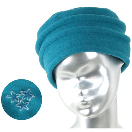 Chapeau, toque femme en polaire bleu pétrole avec broderies. 5 couleurs disponibles. Fabrication française