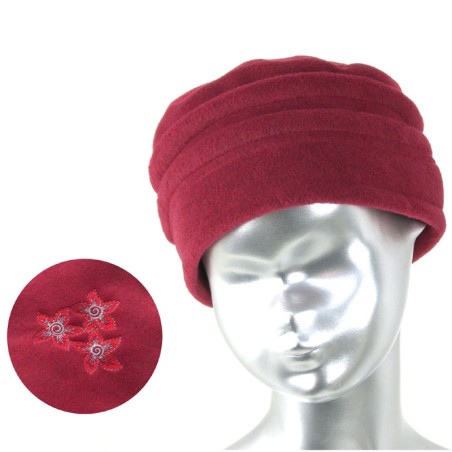 Chapeau, toque femme en polaire rouge avec broderies. 5 couleurs disponibles. Fabrication française