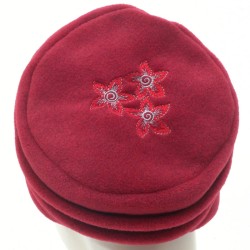 Chapeau, toque femme en polaire rouge avec broderies. 5 couleurs disponibles. Fabrication française