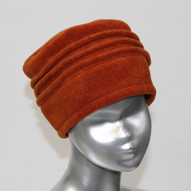 Chapeau, toque femme couleur orange en polaire. 8 couleurs disponibles, 3 plis. Fabrication française