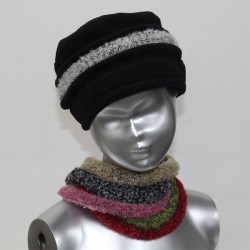 Chapeau, toque femme en polaire, noire avec 2 bandeaux amovibles en bouclette, 2 hauteurs possibles. Fabrication Française.