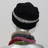 Chapeau, toque femme en polaire, noire avec 2 bandeaux amovibles en bouclette, 2 hauteurs possibles. Fabrication Française.