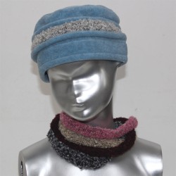 Chapeau, toque femme en polaire, bleu ciel avec 2 bandeaux amovibles en bouclette, 2 hauteurs possibles. Fabrication Française.