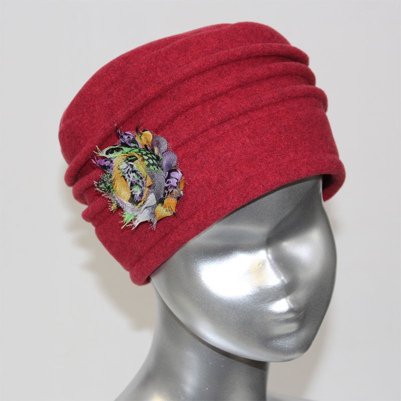 Chapeau, toque rouge femme en polaire. 6 couleurs de fleurs en tissus disponibles, 3 plis. Fabrication française.