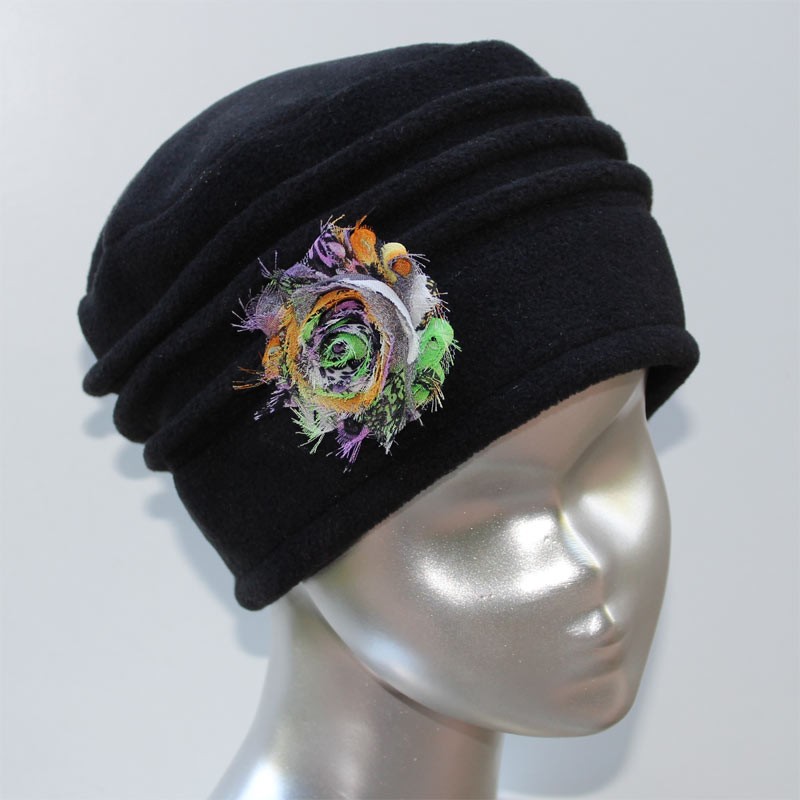 Chapeau, toque femme en polaire noire. 5 couleurs de fleurs en tissus disponibles, 3 plis. Fabrication française.