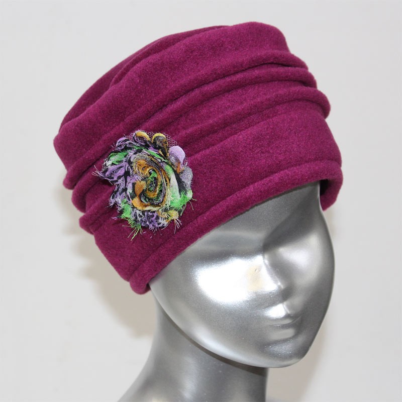 Chapeau, toque femme en polaire Fushia. 5 couleurs de fleurs en tissus disponibles, 3 plis. Fabrication française.