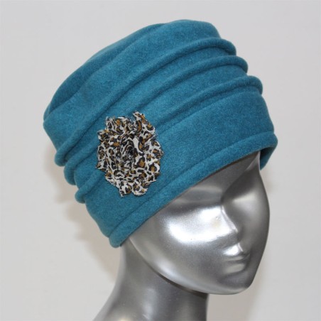 Chapeau, toque femme en polaire bleu pétrole. 6 couleurs de fleurs en tissus disponibles, 3 plis. Fabrication française.