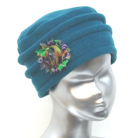 Chapeau, toque bleu pétrole femme en polaire. 6 couleurs de fleurs en tissus disponibles, 2 hauteurs. Fabrication française.