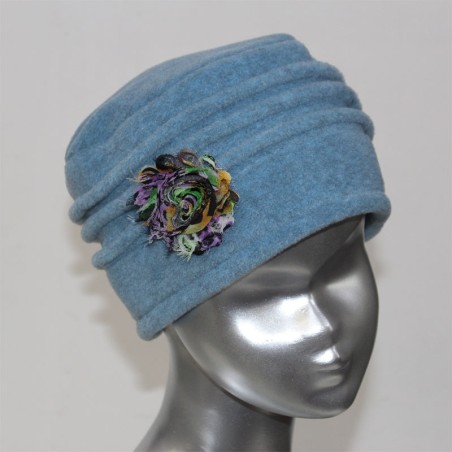 Chapeau, toque femme en polaire bleu ciel. 5 couleurs de fleurs en tissus disponibles, 3 plis. Fabrication française.