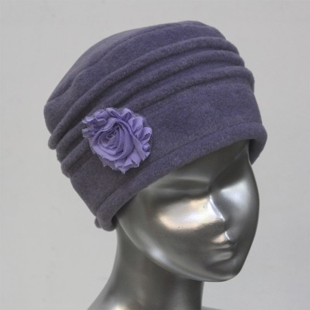 Chapeau, toque femme en polaire lavande. 5 couleurs de fleurs en tissus disponibles, 3 plis. Fabrication française.