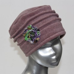 Chapeau, toque femme en polaire vieux rose. 5 couleurs de fleurs en tissus disponibles, 3 plis. Fabrication française.