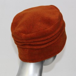 Chapeau, toque femme en polaire orange. 5 couleurs de fleurs en tissus disponibles, 3 plis. Fabrication française.