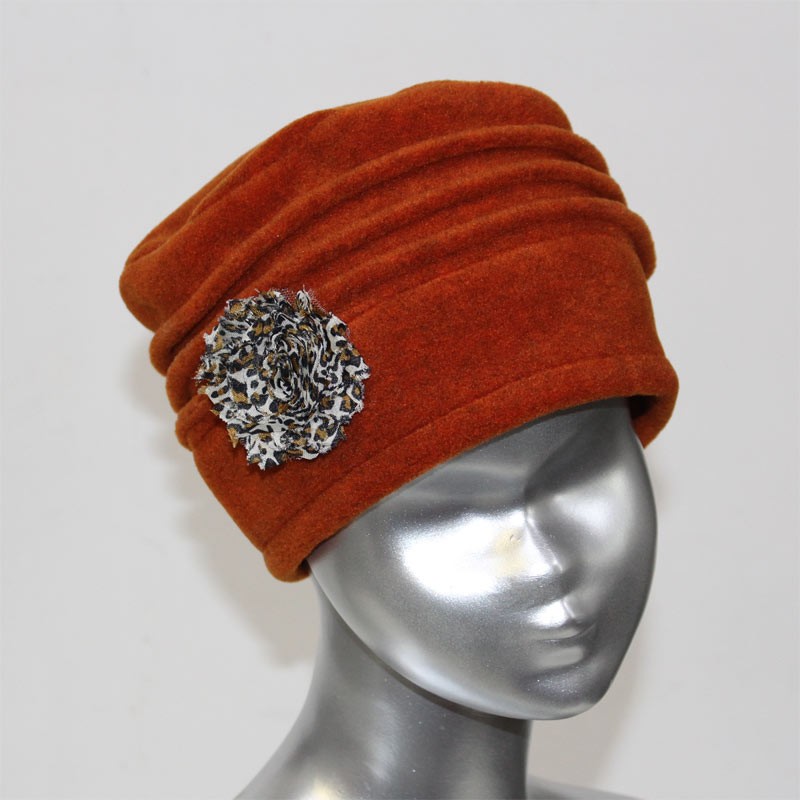 Chapeau, toque femme en polaire orange. 5 couleurs de fleurs en tissus disponibles, 3 plis. Fabrication française.