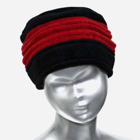 Chapeau, toque femme bicolore, noire et rouge en polaire. 3 plis. Taille unique. Fabrication française.