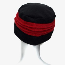 Chapeau, toque femme bicolore, noire et rouge en polaire. 3 plis. Taille unique. Fabrication française.