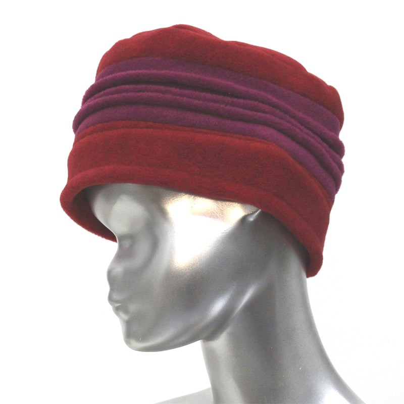 Chapeau, toque femme bicolore, rouge et fushia en polaire. 3 plis. Taille unique. Fabrication française.