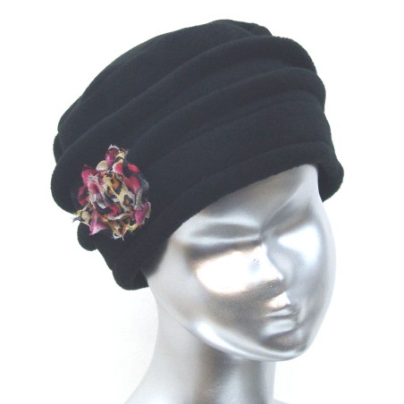 Chapeau, toque noire femme en polaire. 6 couleurs de fleurs en tissus disponibles, 2 hauteurs possibles. Fabrication française.