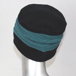 Chapeau, toque femme bicolore, noire et bleu pétrole en polaire. 2 plis. Taille unique. Fabrication française.