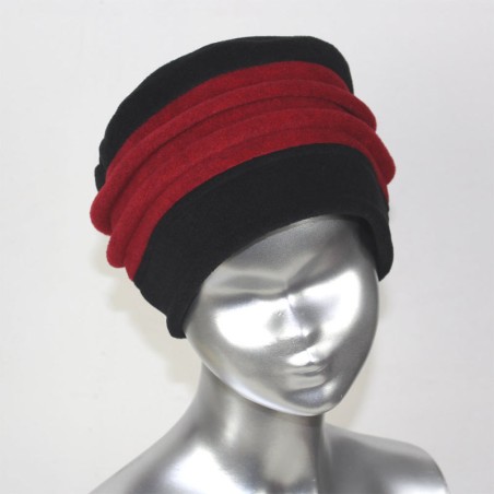 Chapeau, toque femme bicolore, noire et rouge en polaire. 2 plis. Taille unique. Fabrication française.