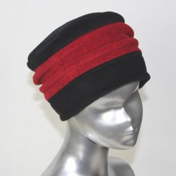 Chapeau, toque femme bicolore, noire et rouge en polaire. 2 plis. Taille unique. Fabrication française.