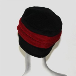 Chapeau, toque femme bicolore, noire et rouge en polaire. 2 plis. Taille unique. Fabrication française.