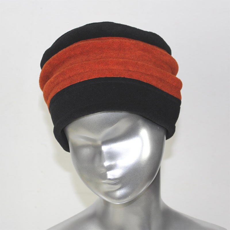 Chapeau, toque femme bicolore, noire et orange en polaire. 2 plis. Taille unique. Fabrication française.