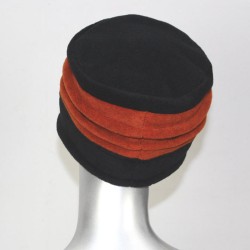 Chapeau, toque femme bicolore, noire et orange en polaire. 2 plis. Taille unique. Fabrication française.