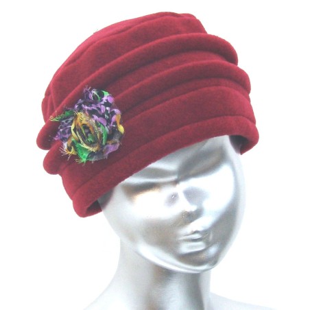 Chapeau, toque, rouge femme en polaire. 6 couleurs de fleurs en tissus disponibles, 2 hauteurs possibles. Fabrication française.